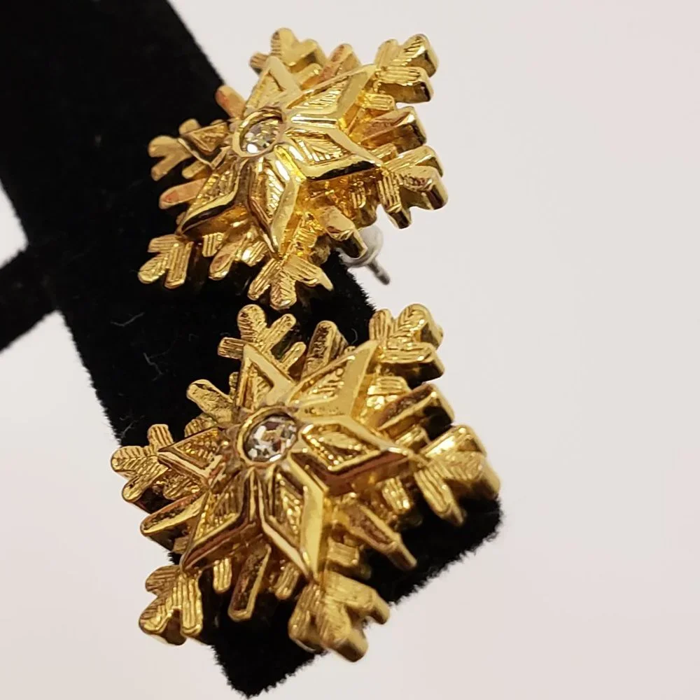 Vintage AVON 3D Gold Finish SNOWFLAKE Pierced Earrings with Rhinestone Accent